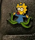 Pin en mochila negra.webp