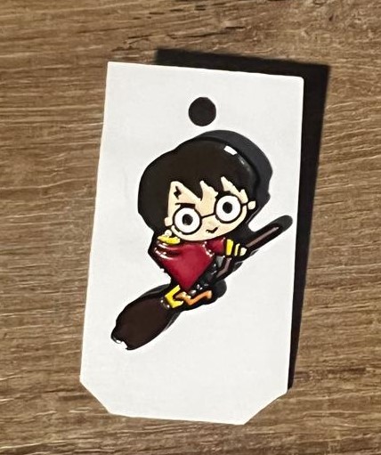 Pin Harry Potter en su escoba