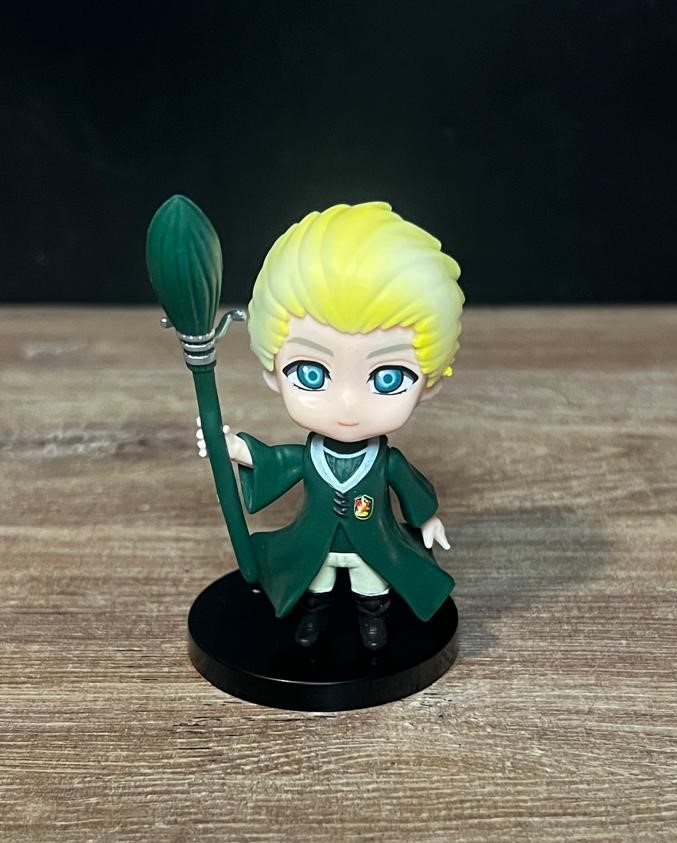 Figura coleccionable - Draco con uniforme de Quidditch de Slytherin