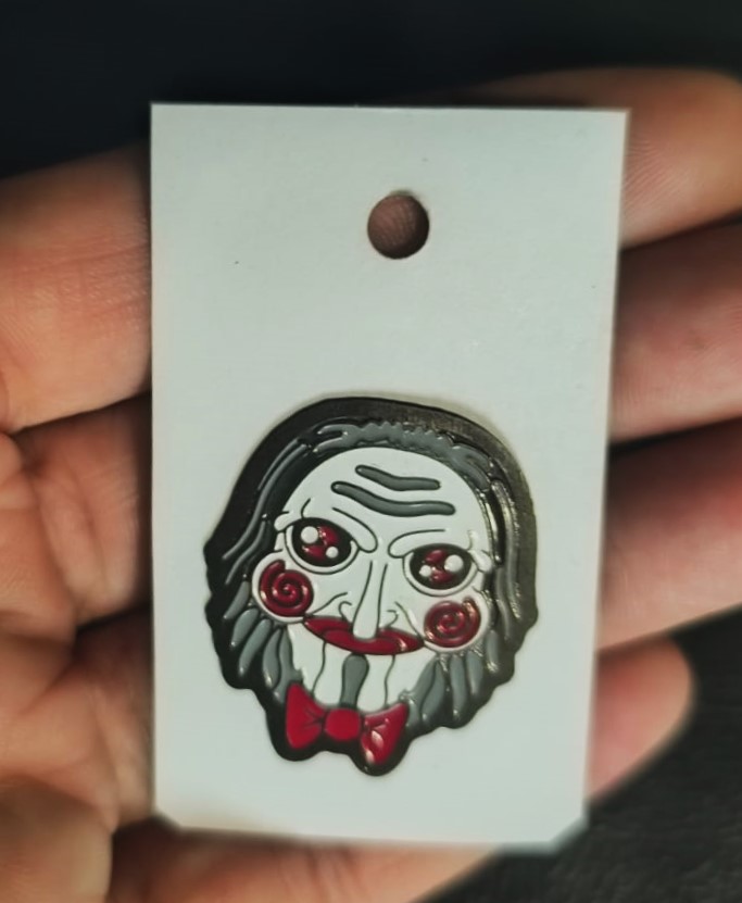 Pin Metálico - Billy the Puppet - Saw